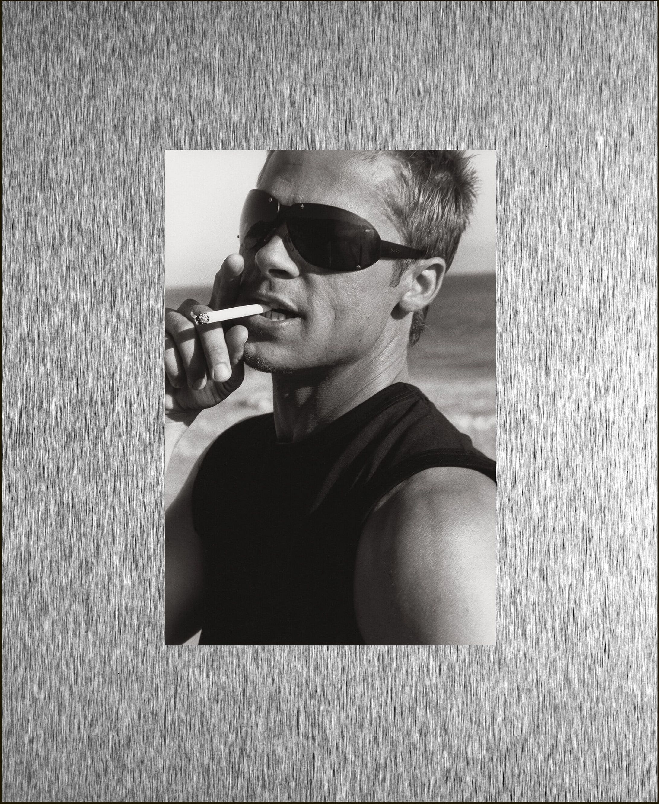Bild QUEENCE "Trend Wandbild, Wandkunst, Kunstdruck "Brad Pitt mit Zigarette", schwarz-weiss (farbe rahmen: schwarz, farbe bild(er): silber), B:40cm H:30cm T:1,5cm, Aluminium, Bilder, Bild, inkl. Passepartout aus hochwertigem Aluminium und schwarzem Rahme