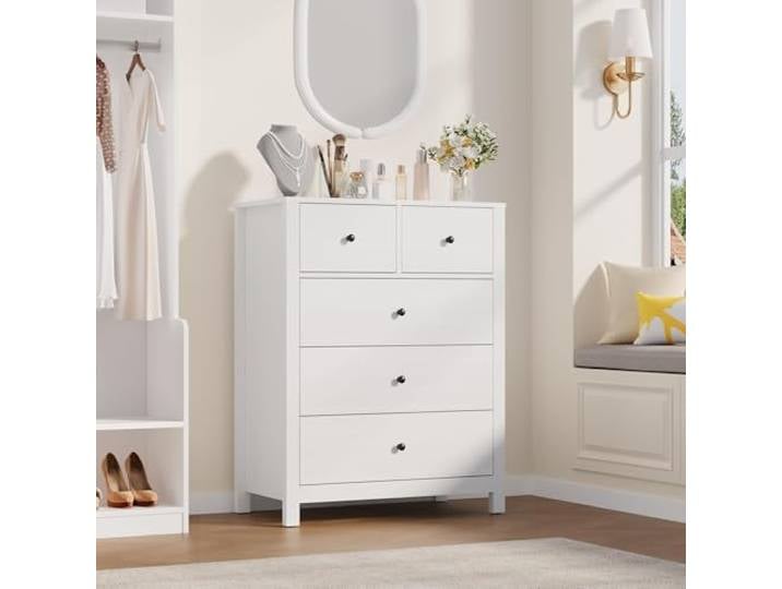 Garvee Weiße Kommode für das Schlafzimmer, hohe Kommode mit 5 tiefen Schubladen und Metallknöpfen, Moderne doppelte Kommodes aus Holz für Kinderzimmer, Eingangsbereich, Flur