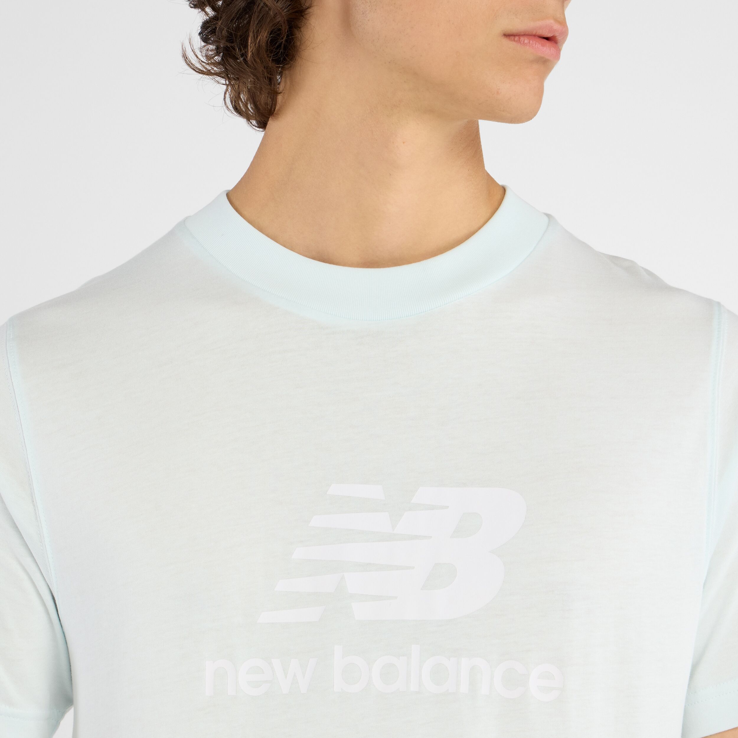 T-Shirt NEW BALANCE "SPORT ESSENTIALS LOGO T-SHIRT", Herren, Gr. M, weiss (glint blau), Obermaterial: 100% Baumwolle, normal, Rundhals, Shirts T-Shirt, sportliches T-Shirt, mit Kurzarmdesign, ohne Verschluss, aus Baumwolle glint blau M