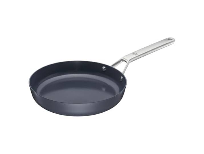 Fiskars Taiten Bratpfanne, Durchmesser 26 cm, Antihaft-Pfanne mit OPTIHEAT-Technologie gegen Überhitzung, Aus 100% recyceltem Aluminium, PFAS-frei, Für alle Herdarten, Anthrazit, 1066947