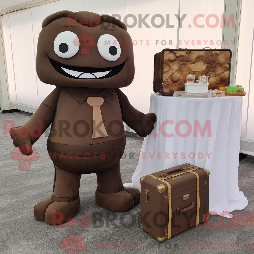 Maskottchen-Charakter REDBROKOLY einer braunen Hochzeitstorte gekleidet in Cargohose und Aktentasche