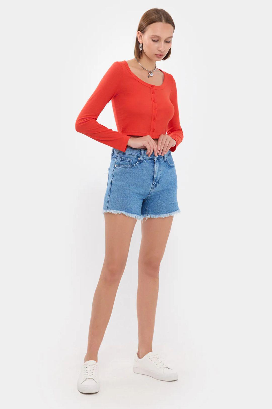 Ronde Hals Woven Top met Knopdetail