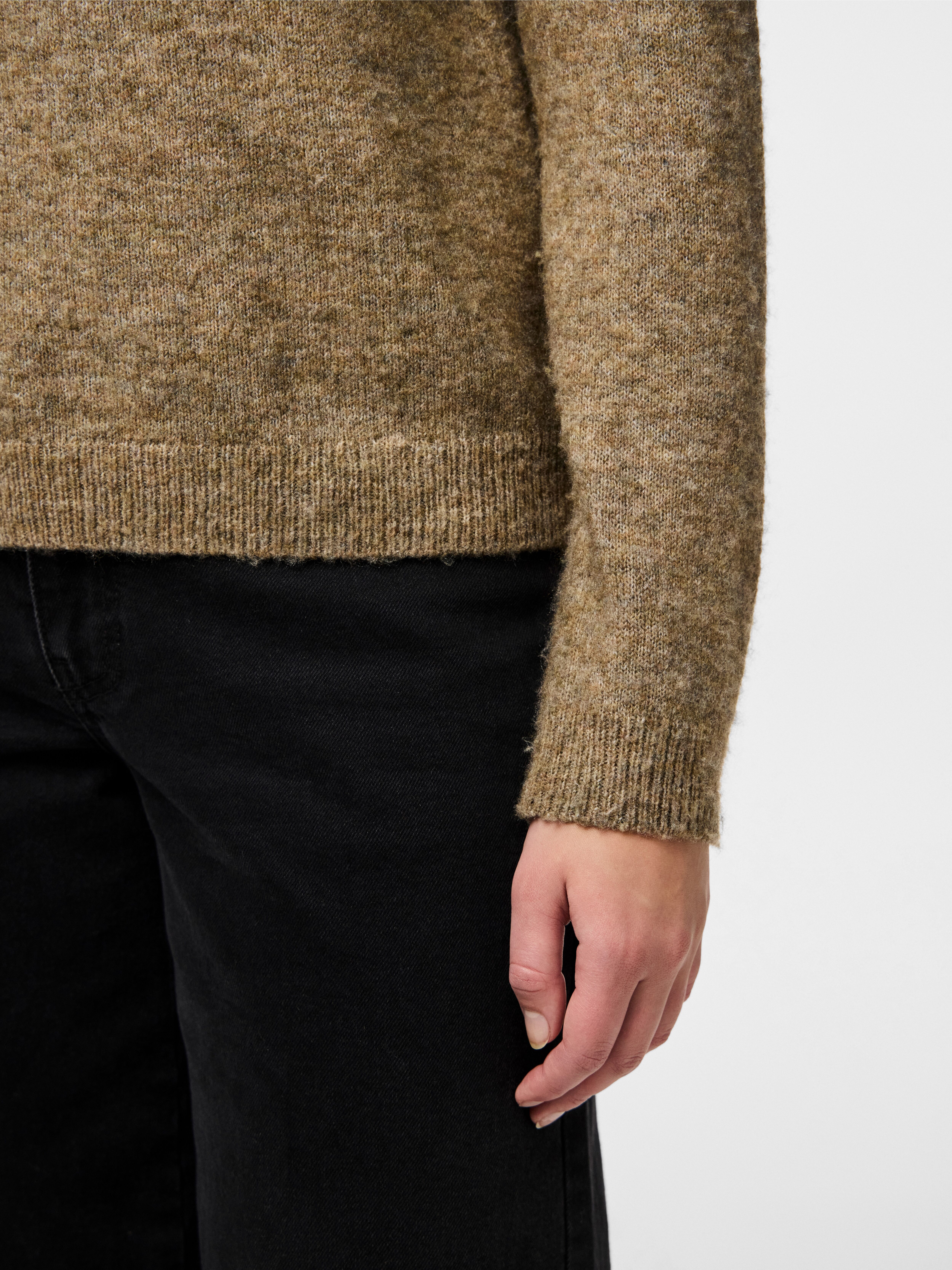Strickpullover PIECES "PCJULIANA LS O-NECK KNIT NOOS BC", Damen, Gr. XL, beige (fossil), Strick, Obermaterial: 82% Polyester, 15% Polyacryl, 3% Elasthan, unifarben, regular fit hüftlang, Rundhals, Pullover Strickpullover fossil XL