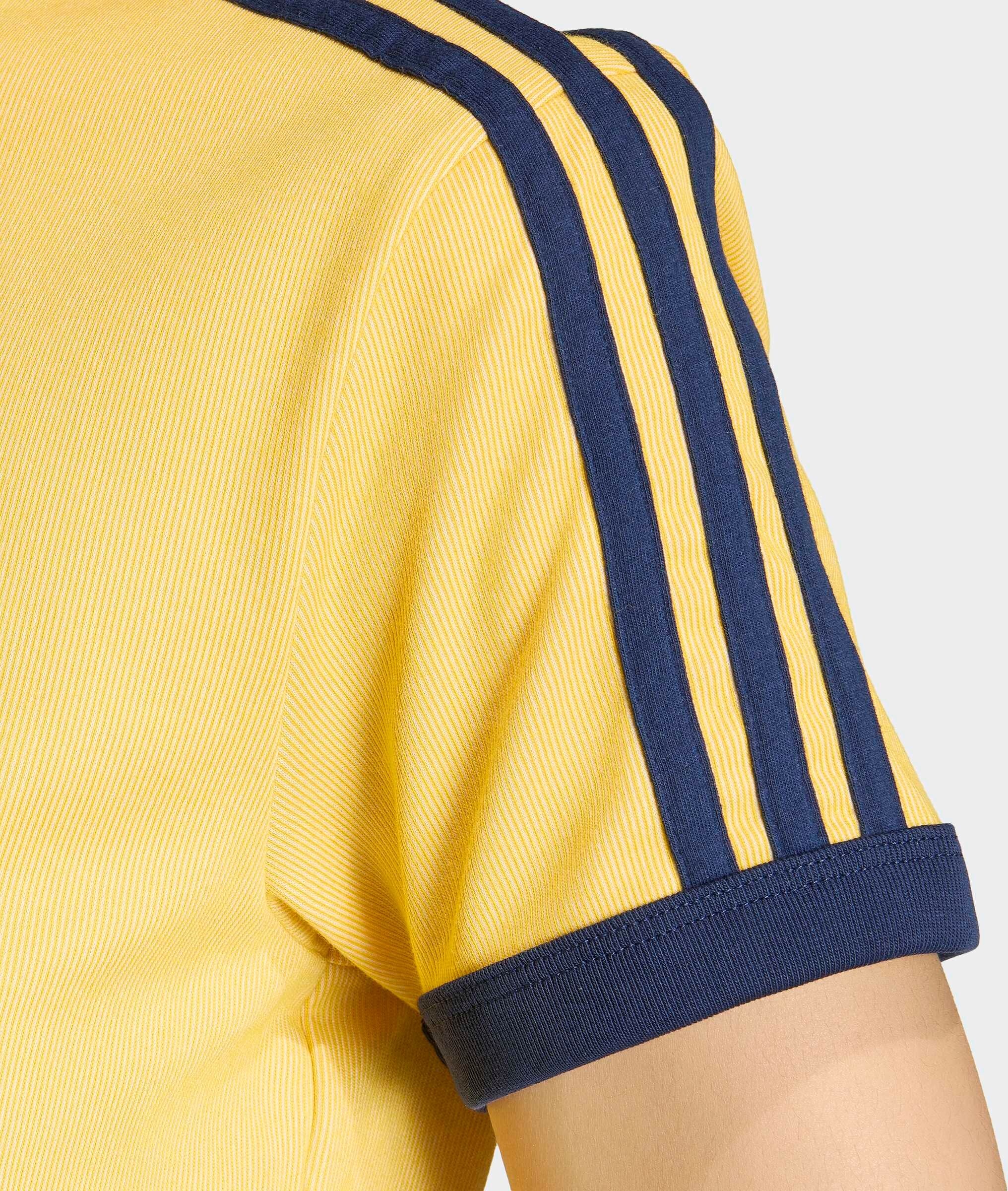 T-Shirt ADIDAS ORIGINALS "3S CALI TEE", Damen, Gr. M, warvan, bogold, nindig, Obermaterial: 38% Polyester, 31% Baumwolle, 31% Modal, Shirts T-Shirt, sportlicher Stil, mit Rundhalsausschnitt, ohne Verschluss
