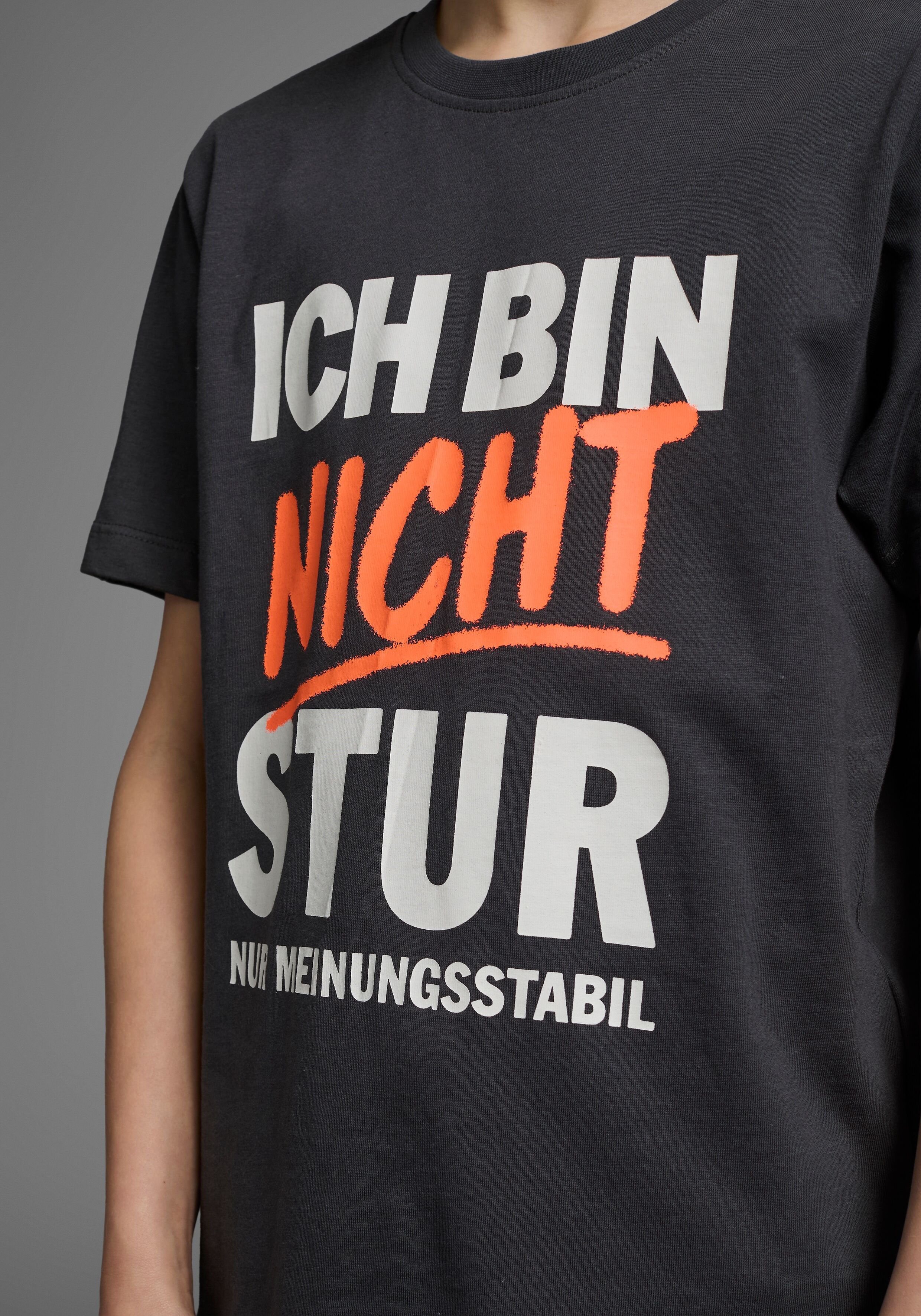 T-Shirt KIDSWORLD "ICH BIN NICHT STUR", Jungen, Gr. 164/170, grau (anthrazit), Jersey, Obermaterial: 100% Baumwolle, bedruckt, Basic, Basic, Rundhals, Shirts T-Shirt, Kurzarm, mit Rundhalsausschnitt, mit trendigem Aufdruck anthrazit 164/170