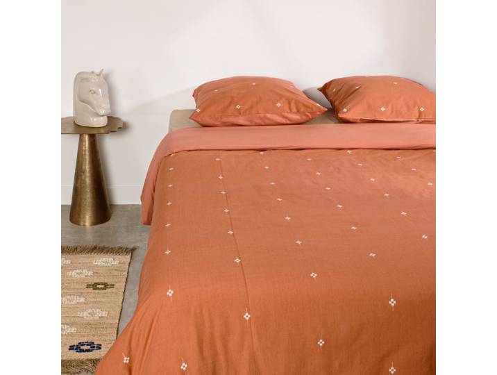 Bettwäsche-Set aus terrakottafarbenem Baumwollgewebe mit ecrufarbener Stickerei, 260 x 240 cm