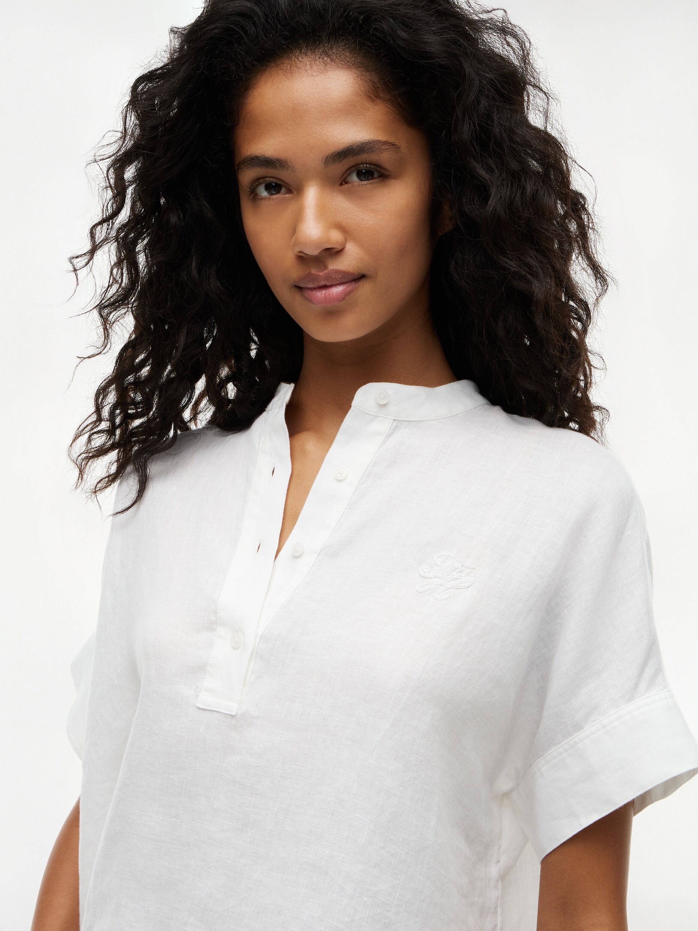 Kurzarmbluse TOMMY HILFIGER "SUMMER LINEN POPOVER SS SHRT", Damen, Gr. 2X (50/52), th optic weiß, Web, Obermaterial: 100% Leinen, unifarben, regular fit Po-bedeckend, Rundhals, abgesteppte Kante, Blusen Kurzarmbluse, Leinen, kurze Knopfleiste, hinten läng