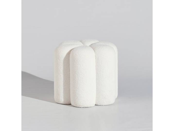 Cremefarbener Blumenpouf