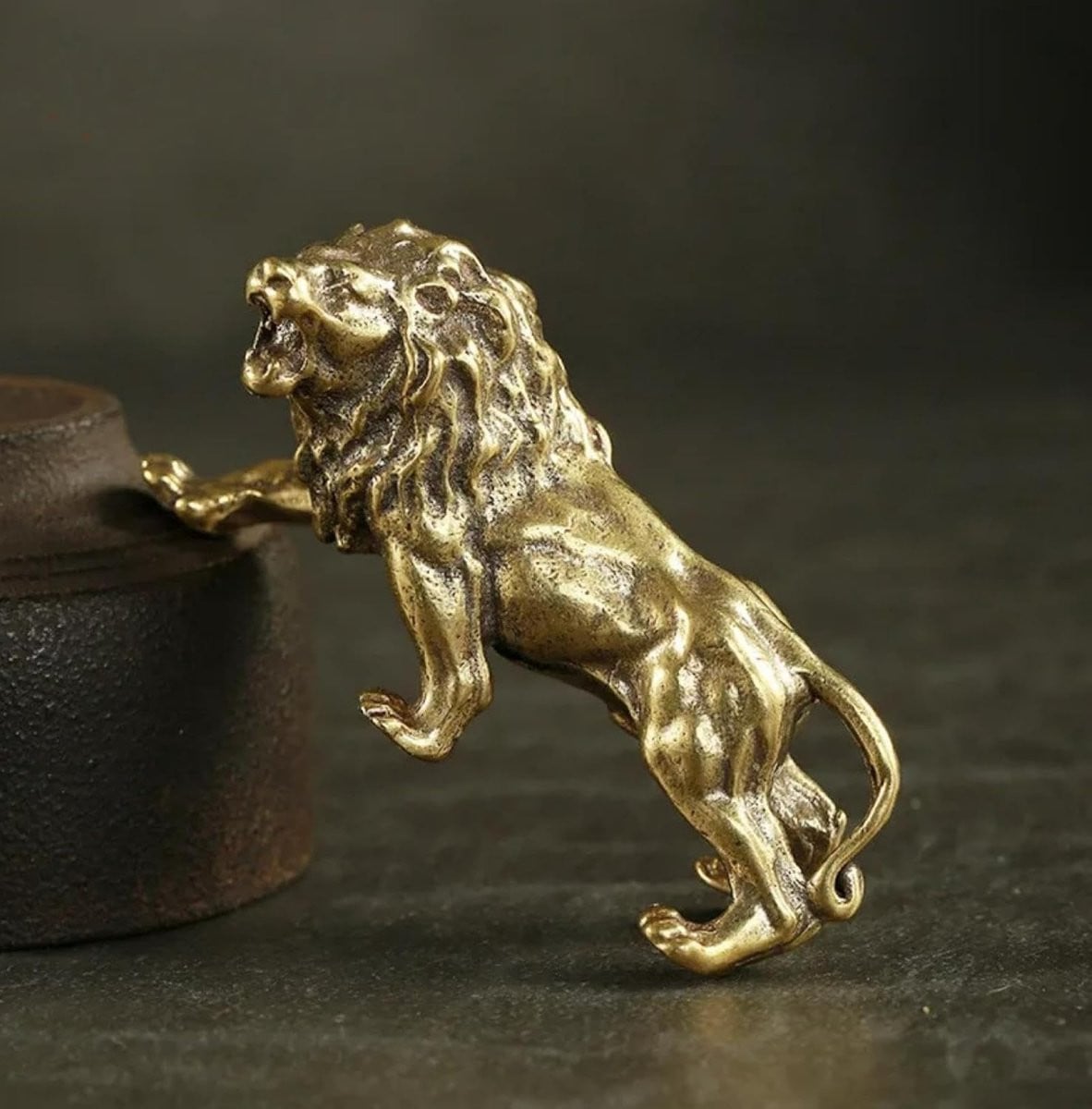 Koperen Leeuw Beeldje - Miniatuur Figuur voor Huisdecoratie - Massief Koper in Antiek Brons - H 7 x B 3,5 cm