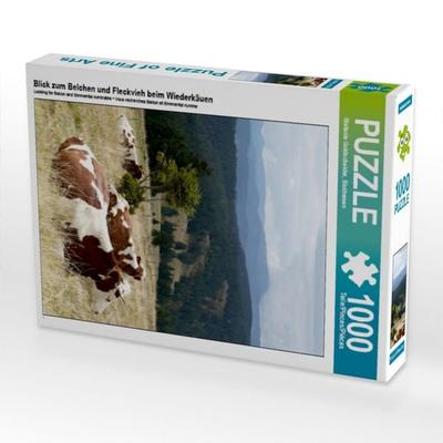 CALVENDO Puzzle Blick zum Belchen und Fleckvieh beim Wiederkäuen 1000 Teile Puzzle hoch | 1000 Teile Lege-Größe 64 × 48 cm Foto-Puzzle für glückliche