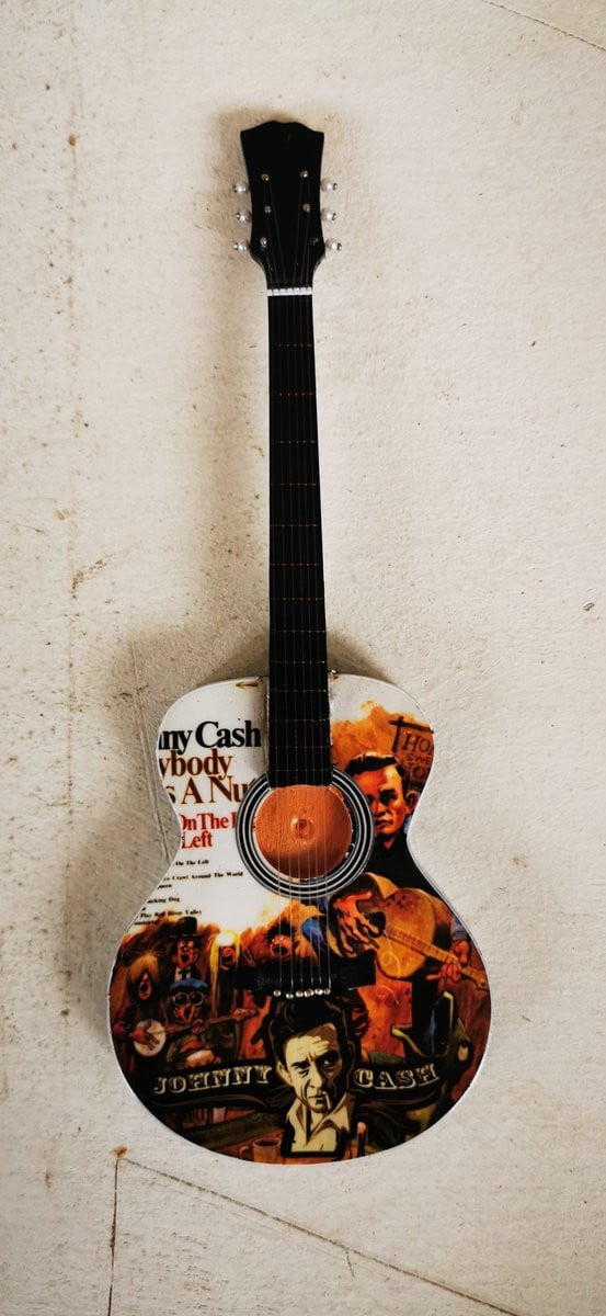 Johnny Cash Miniatuur Gitaar Vintage Album Art – Houten Country Rock Decoratie met Standaard – Hoogte: 25 cm