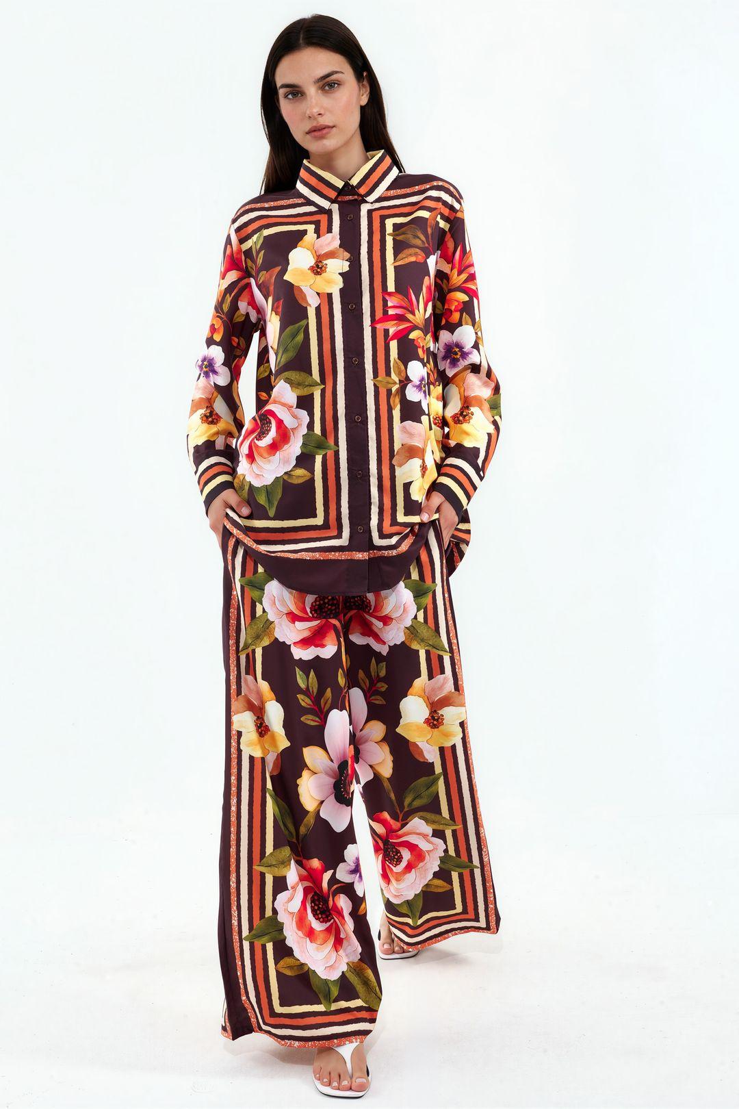 Blumenshirt und weit geschnittene Hose Set