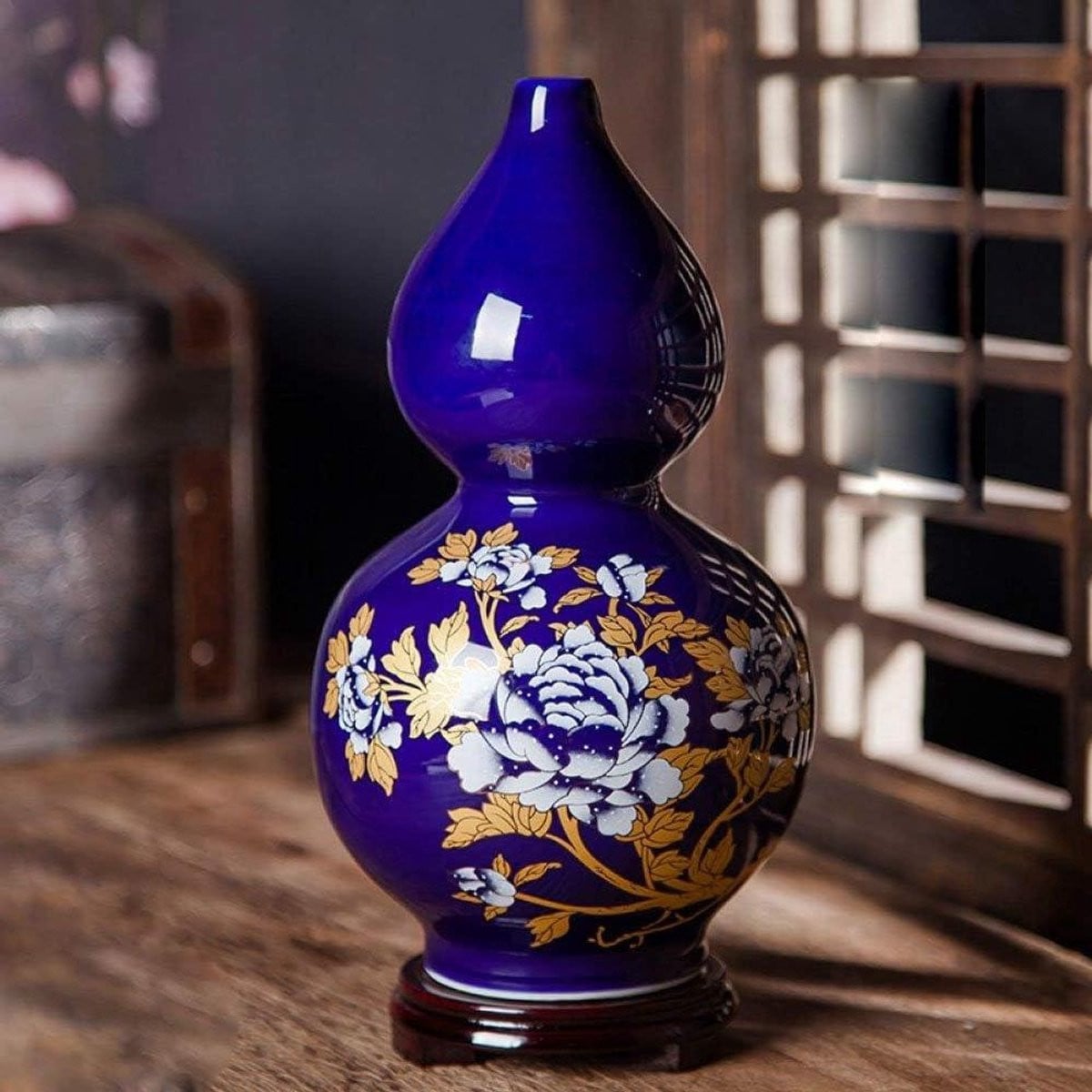 Blauwe keramische vaas met gouden decoratie