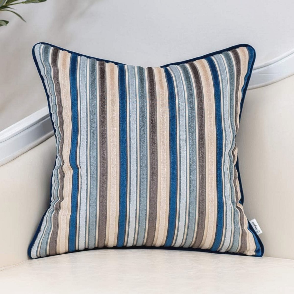 Blauw gestreept fluwelen sierkussenhoes met veelkleurig boho design voor moderne woondecoratie