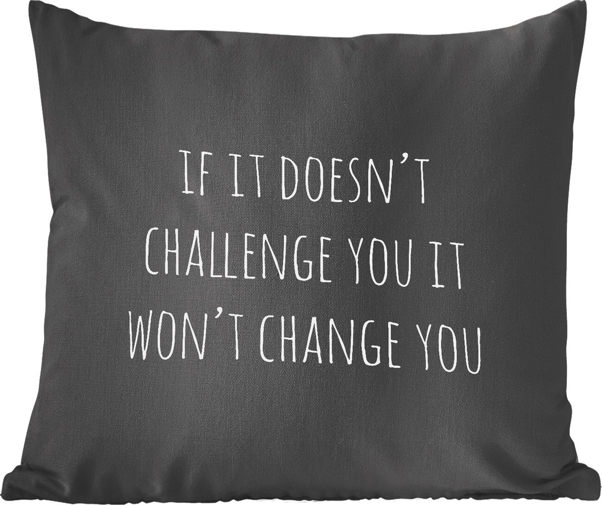 Sierkussen met Engelse quote If it doesn't challenge you it won't change you, zwart, 40 x 40 cm