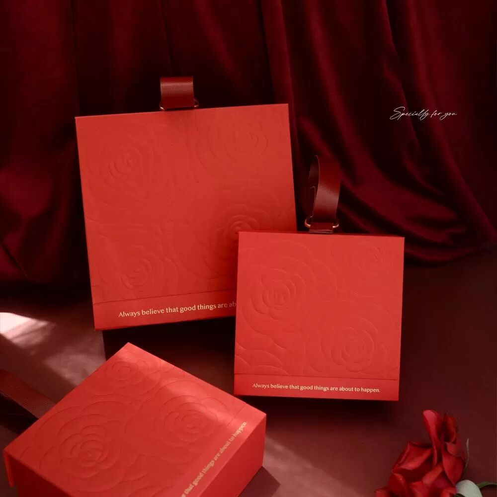 INF Elegante Geschenkbox mit floraler Prägung und Ledergriff - Halbfertig L Rot