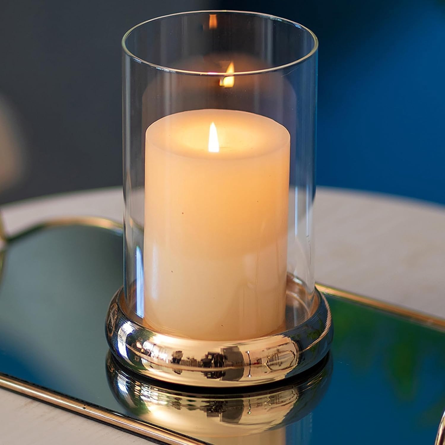 Elegante glazen kaarsenhouder met metalen tray voor sfeervolle decoratie van pillar kaarsen