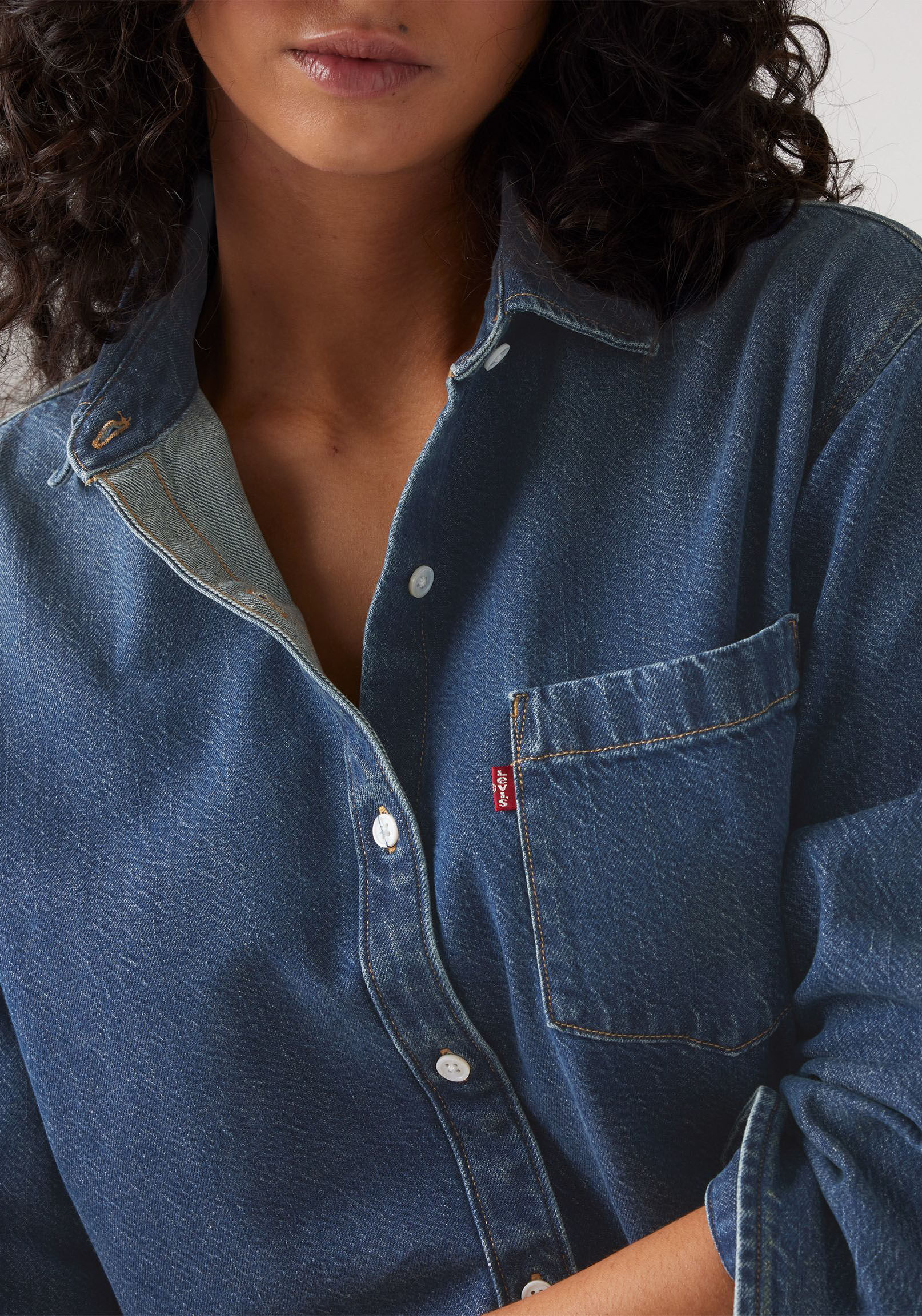 Jeansbluse LEVI'S "HARLIE BOYFRIEND SHIRT", Damen, Gr. S (36), blau (play around), Web, Obermaterial: 100% Baumwolle, unifarben, relaxed fit Po-bedeckend, 2-Knopf-Manschette, Blusen Jeansbluse, mit Brusttasche play around S (36)