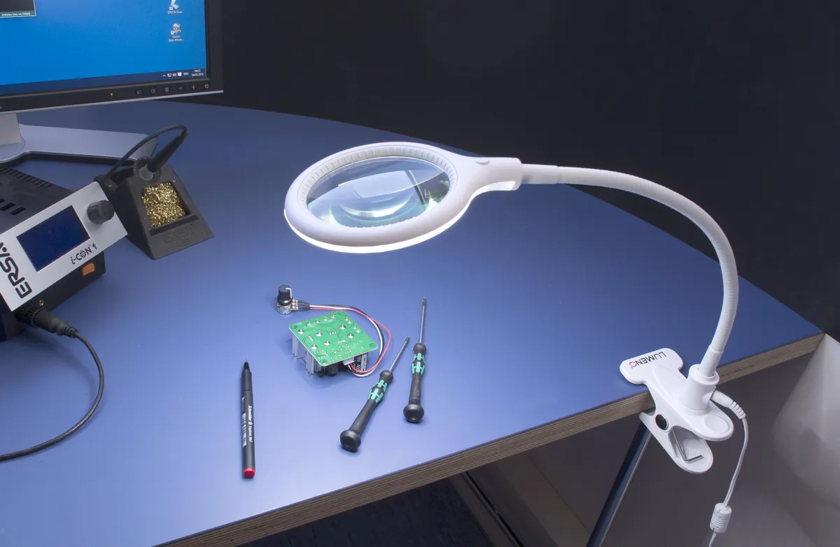 Zalias GmbH Lumeno LED Tisch-Lupenleuchte mit Schwanenhals und Klemme, 100 mm Echtglaslinse 6803