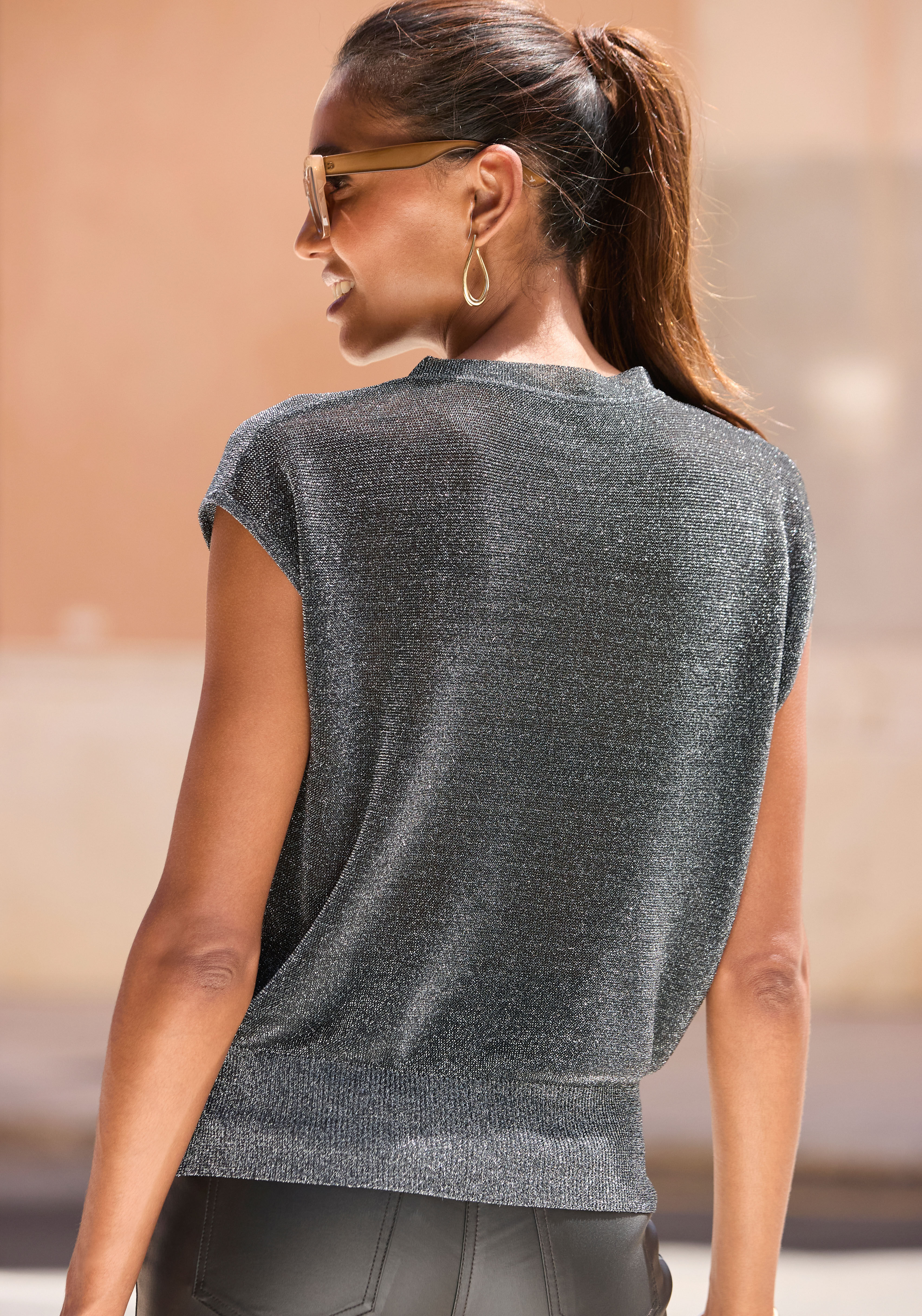 Kurzarmpullover LASCANA "aus Glitzergarn mit Gliederketten-Detail", Damen, Gr. 40/42, silber (schwarz, silberfarben), Glitzergarne, Obermaterial: 70% Polyester, 30% Polyamid, Glanzfaden, figurumspielend taillenlang, Rundhals, Pullover Kurzarmpullover, Ele