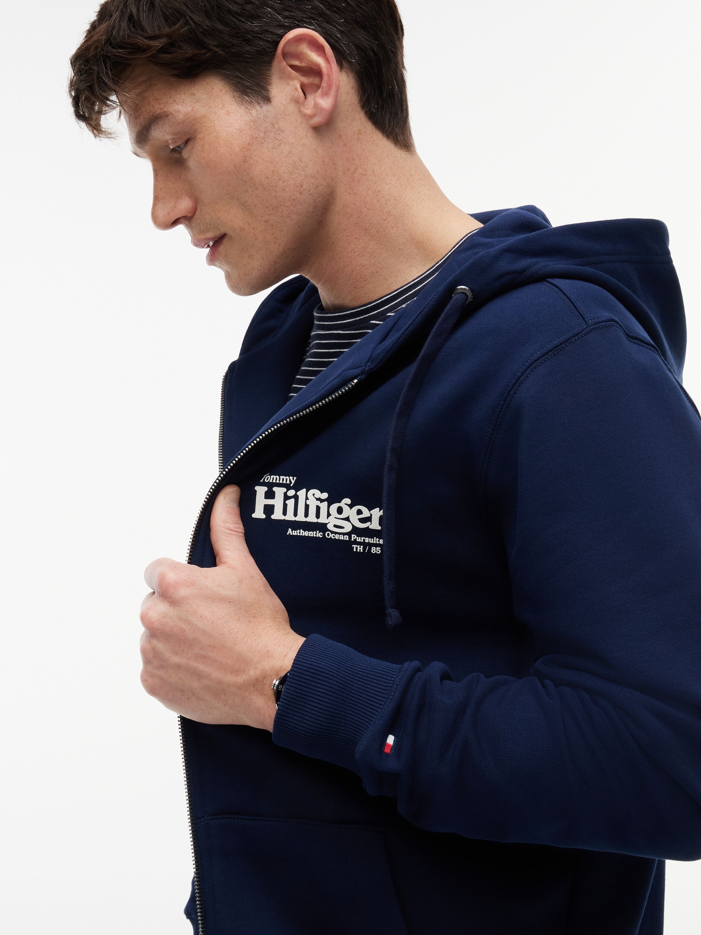 Kapuzensweatjacke TOMMY HILFIGER "SMALL NAUTICAL GRAPHIC HDD", Herren, Gr. S, carbon navy, Sweatware, Obermaterial: 100% Baumwolle, unifarben, regular fit hüftbedeckend, Rundhals, Rippbündchen, Sweatjacken Kapuzensweatjacke, aus Baumwolle, mit Label-Detai