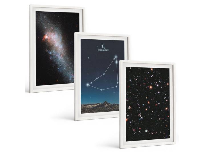 BILDER SET 3er Set - 40x60 cm Weißer Rahmen - Galaxie im Sternbild Steinbock