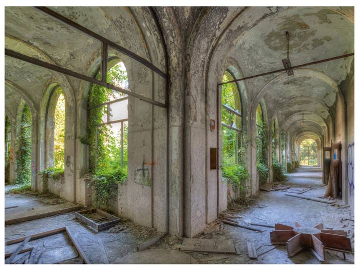 Alubild Lost Place Geteilter Flur image LAND