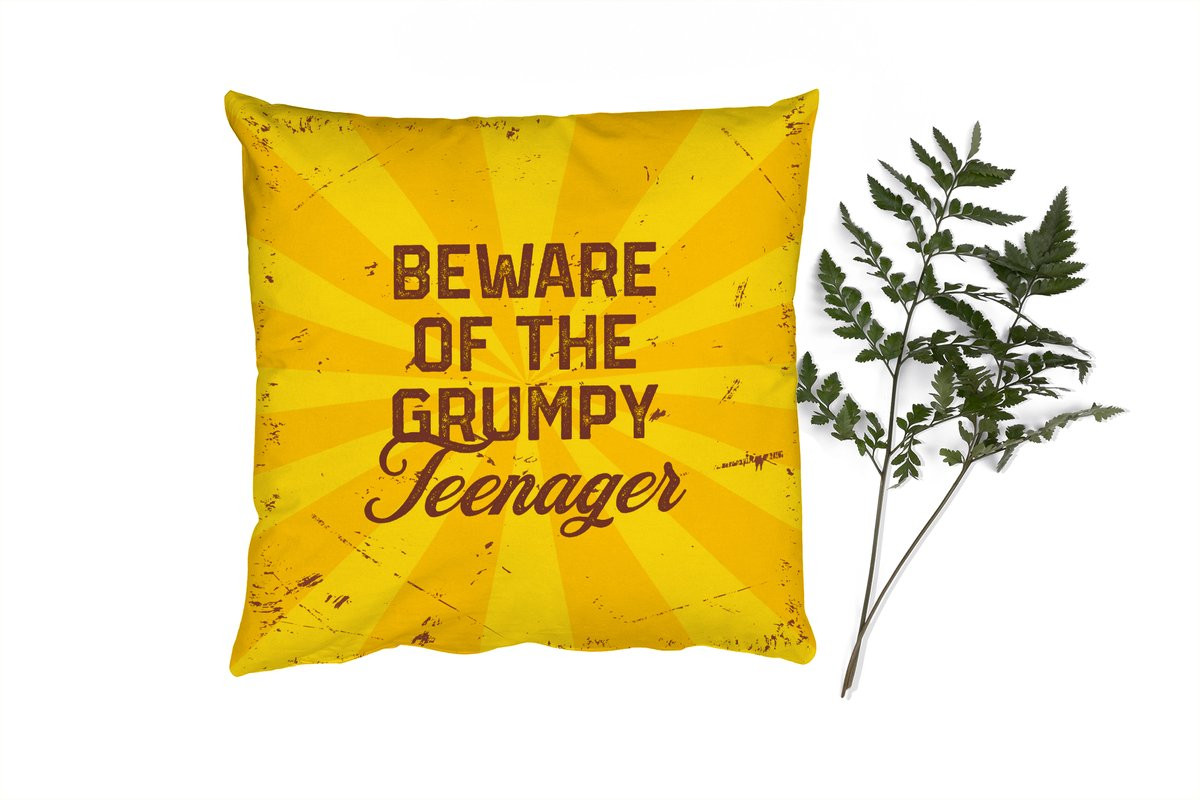 PillowMonkey Sierkussen met tekst Beware of the grumpy teenager, Goud, 45 x 45 cm