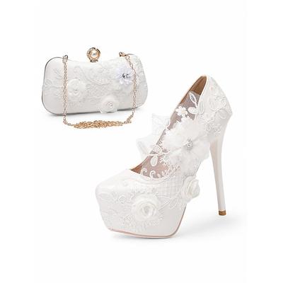 Weiße Brautschuhe mit hohem Absatz aus Spitze – spitze Hochzeitspumps mit floralen Verzierungen für elegante Bräute