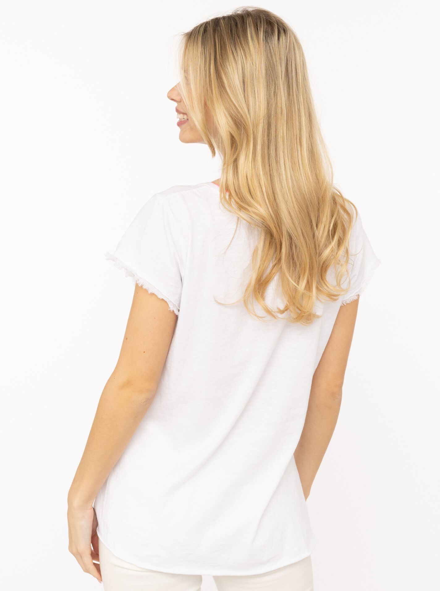 Kurzarmshirt ZWILLINGSHERZ "Positive Mind Neonkante", Damen, Gr. S/M, weiss (weiß), Jersey, Obermaterial: 100% Baumwolle, unifarben, bequem hüftbedeckend, V-Ausschnitt, leicht ausgefranste Kante, Shirts Kurzarmshirt, ausgefranste Kanten, V-Ausschnitt mit 