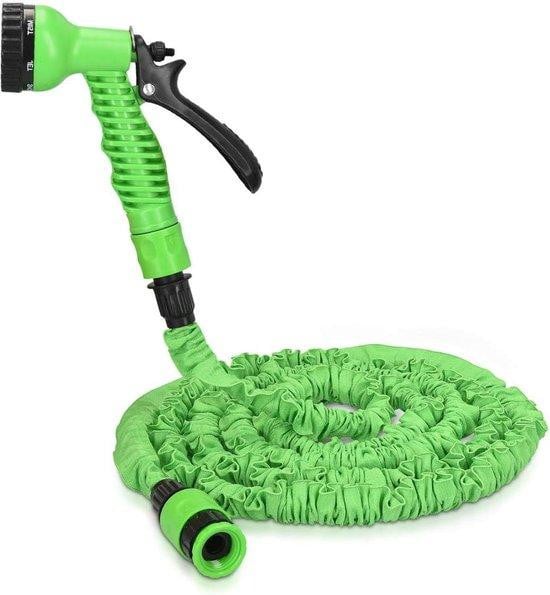 Flexibele groene tuinslang met spuitkop en aansluiting