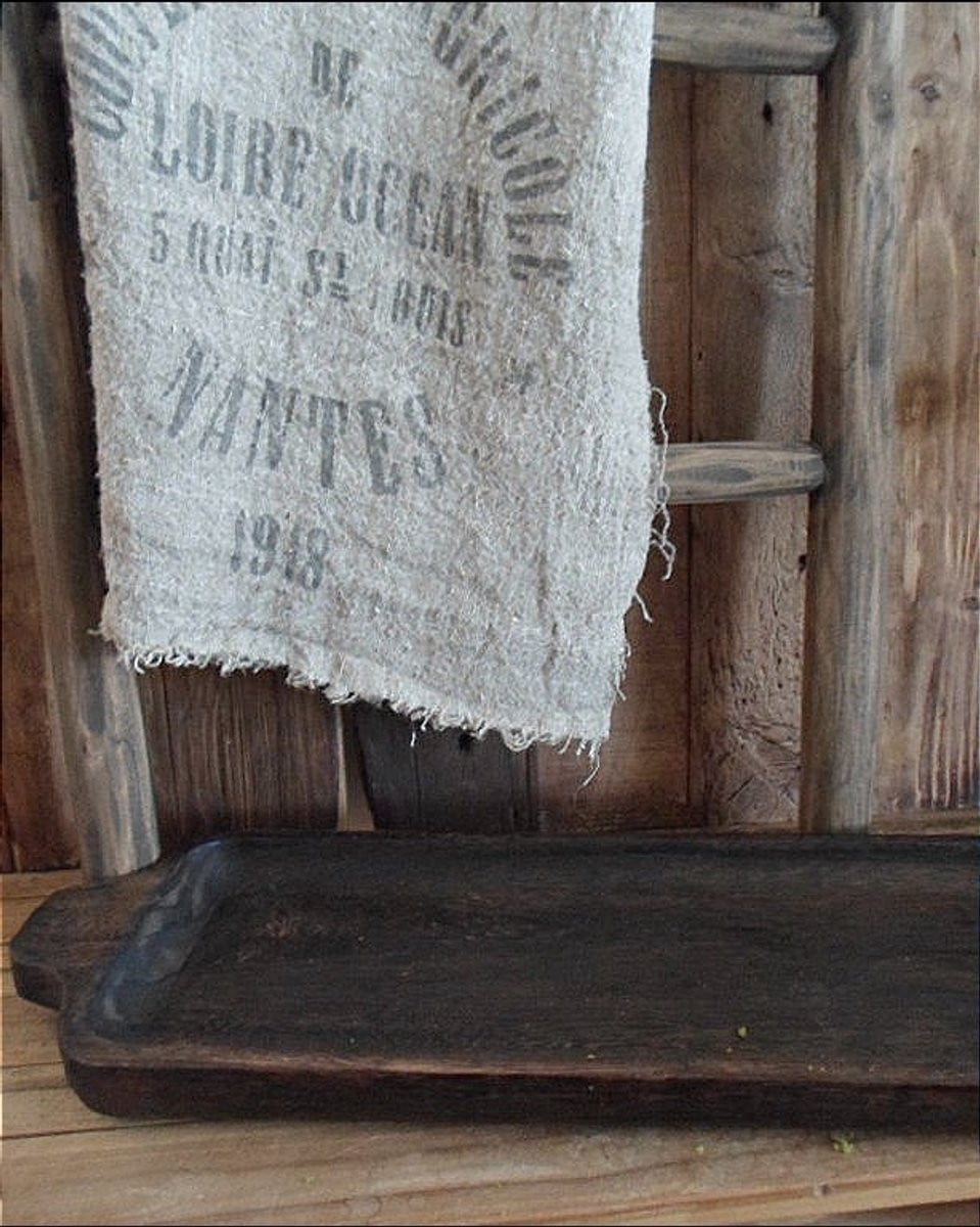 Stoere verweerde houten trog met handvatten