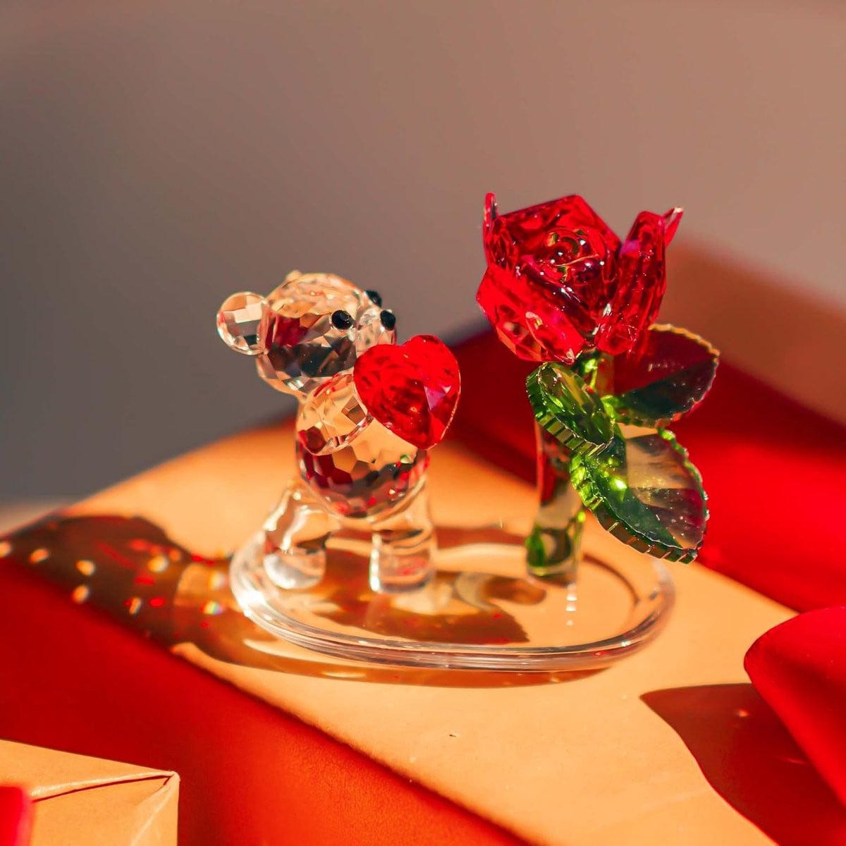 Allecto Plus Kristallen beer met rode roos, glazen dier ornament voor decoratie en Valentijnsdag