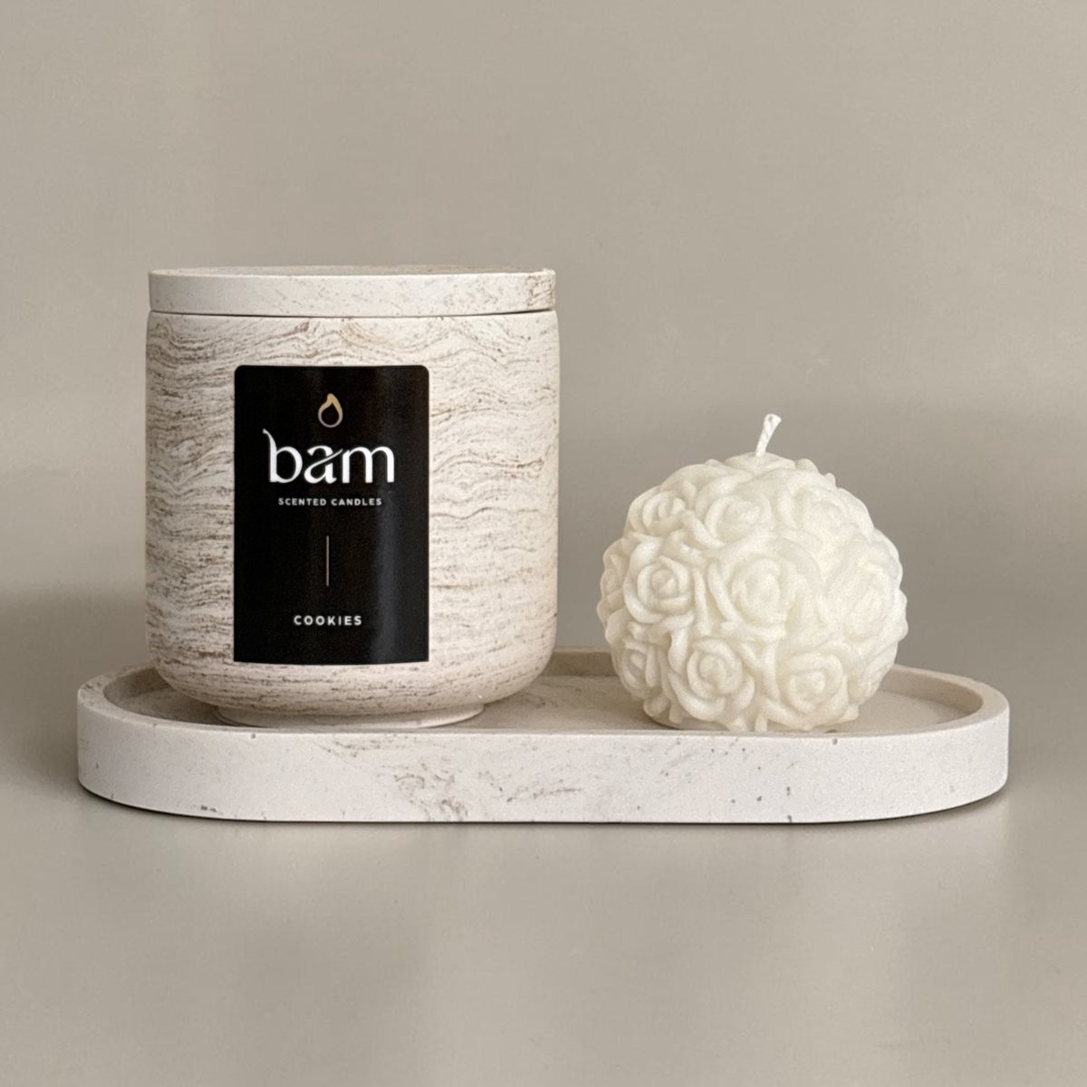 BAM Kaarsen Cookies Geschenkset met handgemaakte rozenkaars en goud gemarmerde ovale schaal
