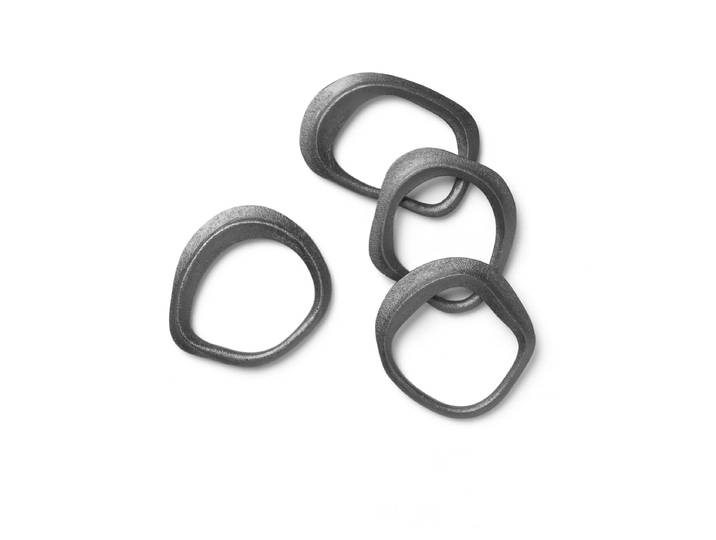 Ferm Living - Flow Serviettenringe, Messing schwarz (4er-Set)