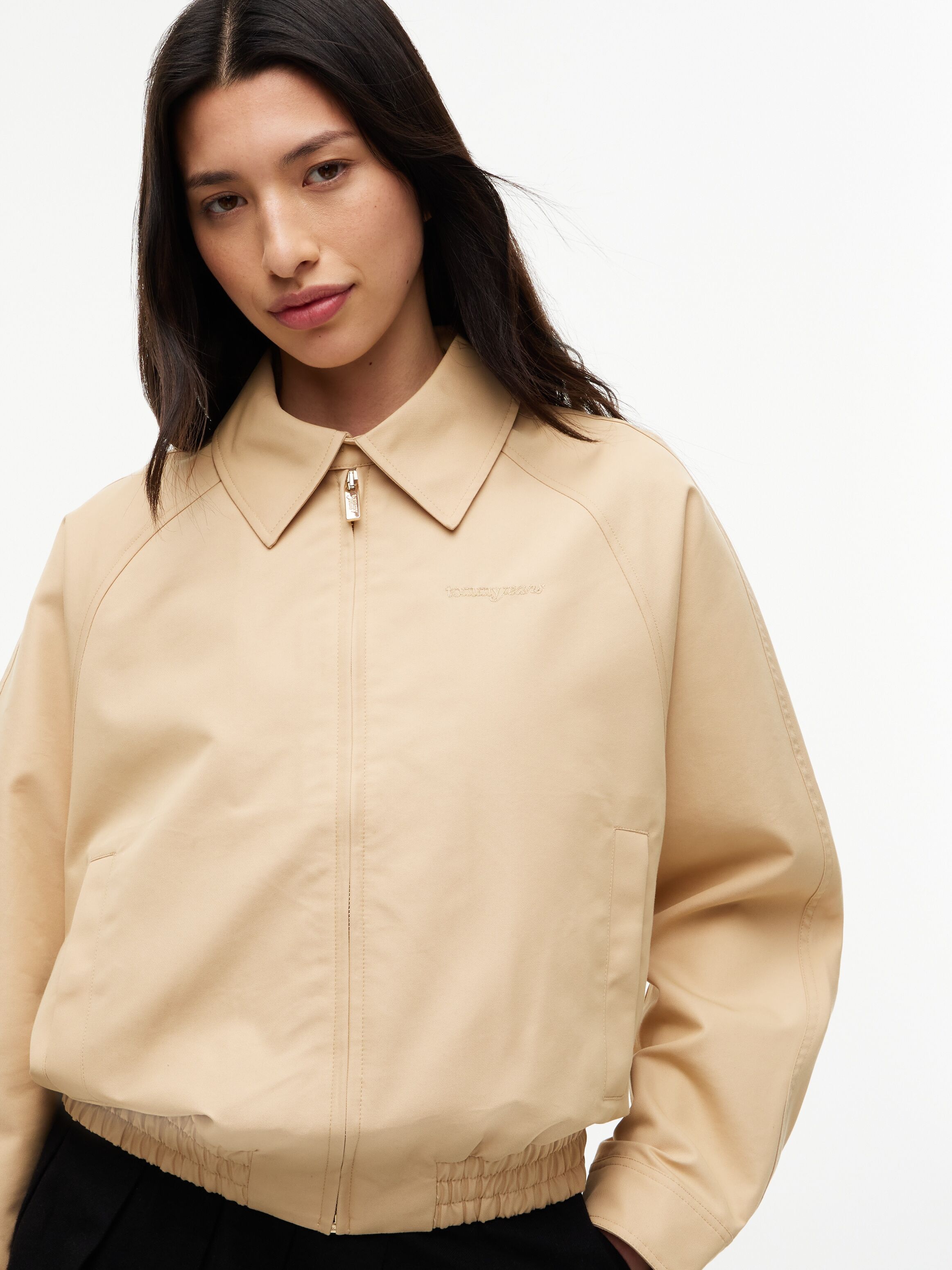 Blouson TOMMY JEANS "TJW SCRIPT COACH JACKET", Damen, Gr. XS (34), beige (sunday pastry), Web, Obermaterial: 58% Baumwolle, 42% Polyester. Futter: 100% Polyester, unifarben, kurz, Bündchen, Jacken Blouson, Baumwollmischung sunday pastry XS (34)