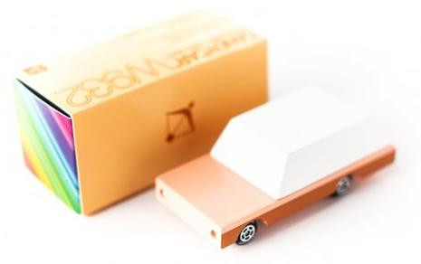 Candylab houten speelgoedauto Candycar The Dart perzikkleur
