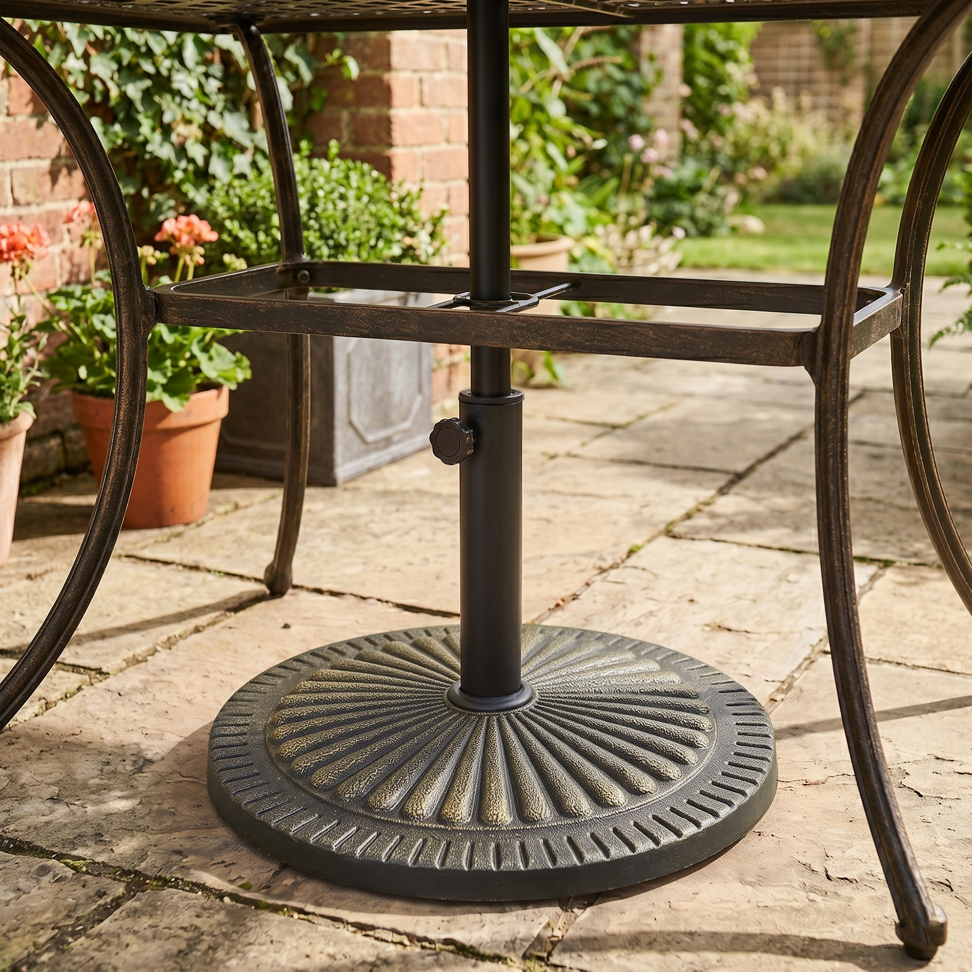 Outsunny Base Ombrellone Rotonda per Pali da Ø3,8-4,8cm con Decorazione e Manopola, Peso 15kg Ø49x32cm Aosom