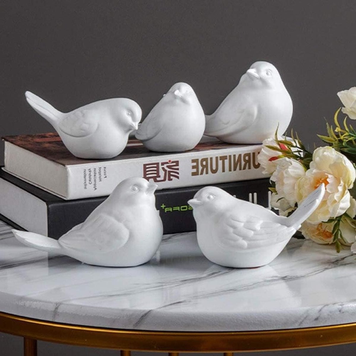 Wit handgesneden decoratief beeldje van hars voor op tafel