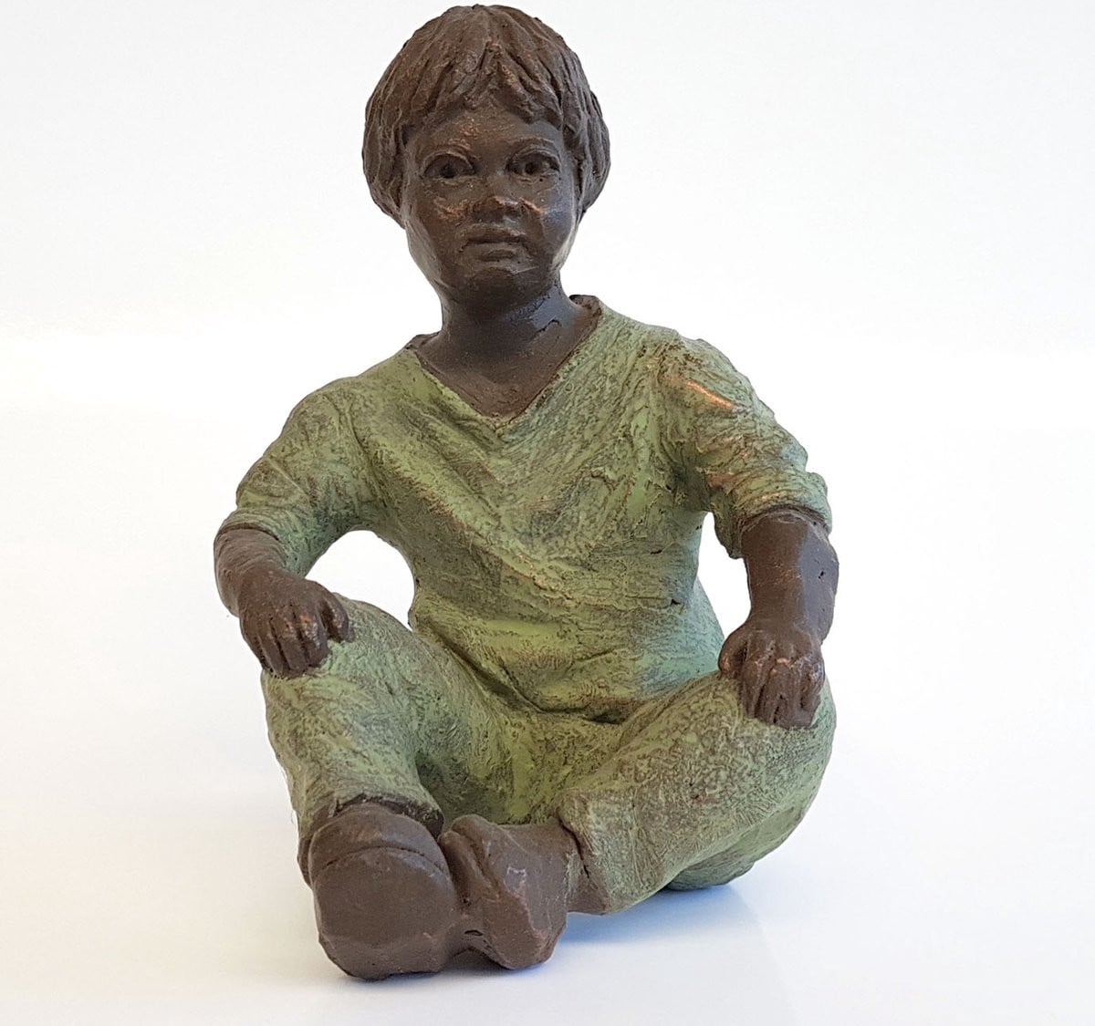 Geert Kunen Skulptuur Beeld Zittende jongen - Groen bruin goud - B: 19 cm, D: 18 cm, H: 23 cm