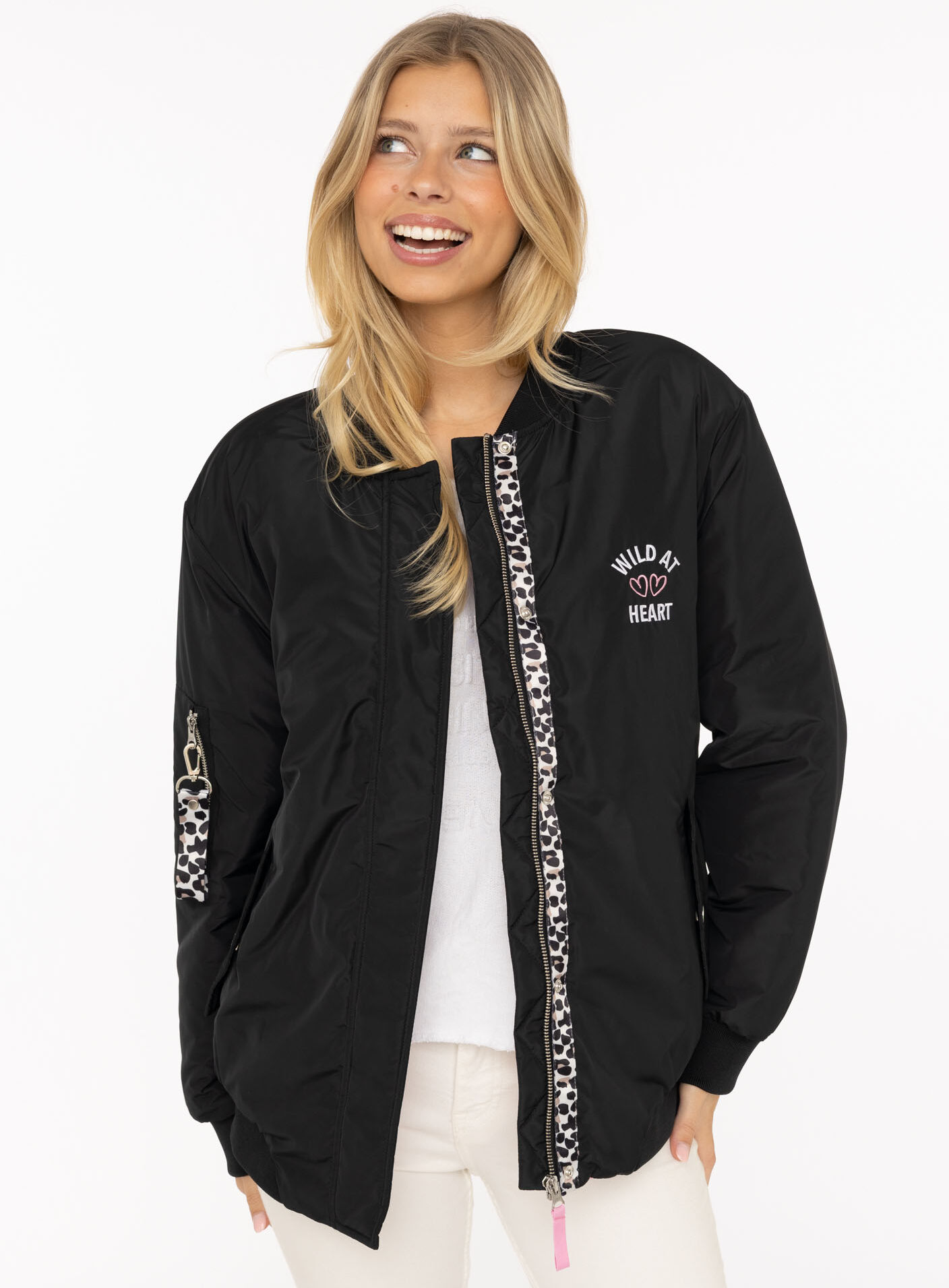 Bomberjacke ZWILLINGSHERZ "Wild Heart", Damen, Gr. XXL, schwarz, Web, Obermaterial: 100% Polyester, unifarben, lässig geschnitten Po-bedeckend, ohne Ausschnitt, Rippbündchen, Jacken Bomberjacke, Oversize - überschnittene Schulter, Taschen mit Druckknöpfen