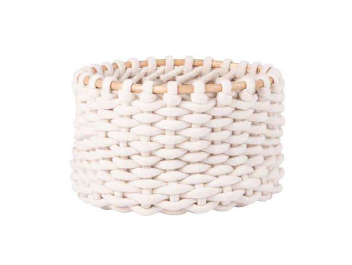 Korb aus gehäkelter Baumwolle, elfenbeinfarben und Rattan