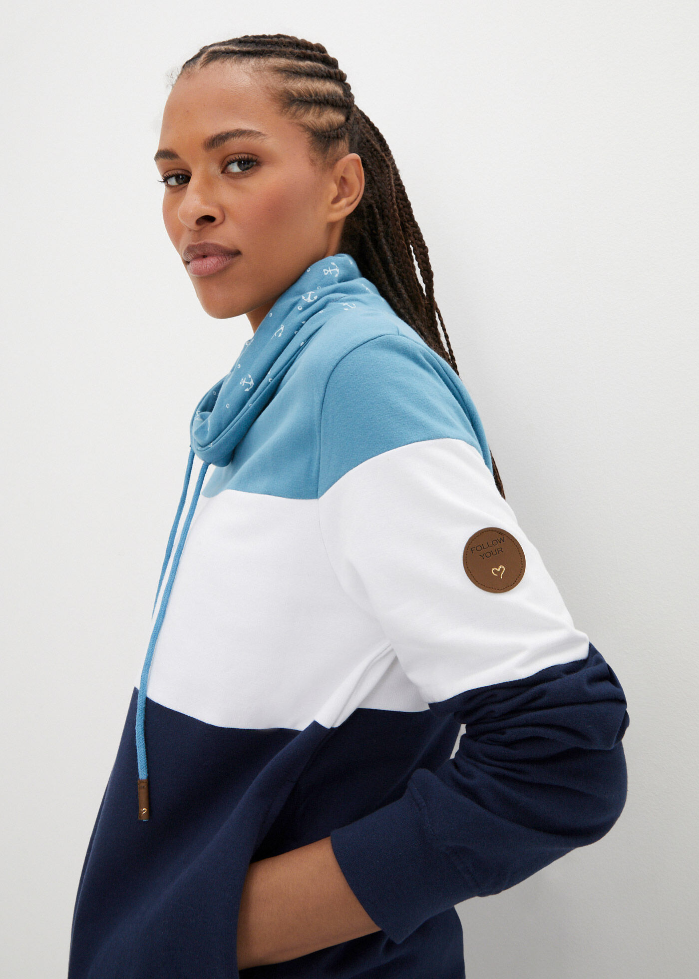 Sweatshirt BONPRIX, Damen, Gr. 40/42 (M), blau (matt blau, weiß, dunkelblau), Sweatware, Obermaterial: 100% Baumwolle, bedruckt, bequem normal, ohne Ausschnitt, Bündchen, Sweatshirts Sweatshirt, mit voluminösem, bedrucktem Kragen, mit Tunnelzug am Kragen 