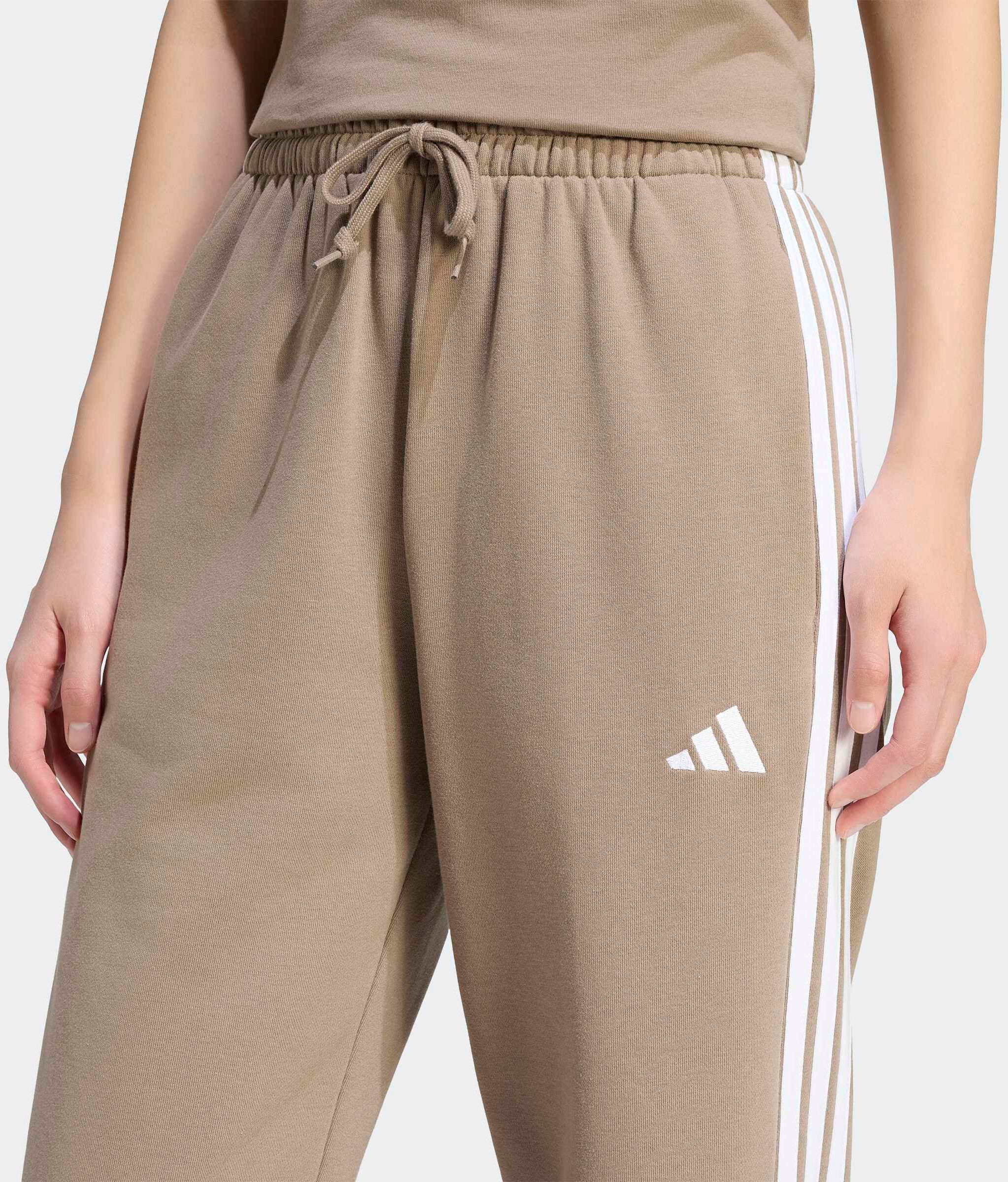 Sporthose ADIDAS SPORTSWEAR "ESSENTIALS 3-STREIFEN OPEN HEM FRENCH TERRY", Damen, Gr. XS, N-Gr, khaki six, weiß, normal, gr., Obermaterial: 55% Baumwolle, 36% Polyester, 9% Viskose, Hosen Sporthose, Reguläre Passform, aus weichem French Terry