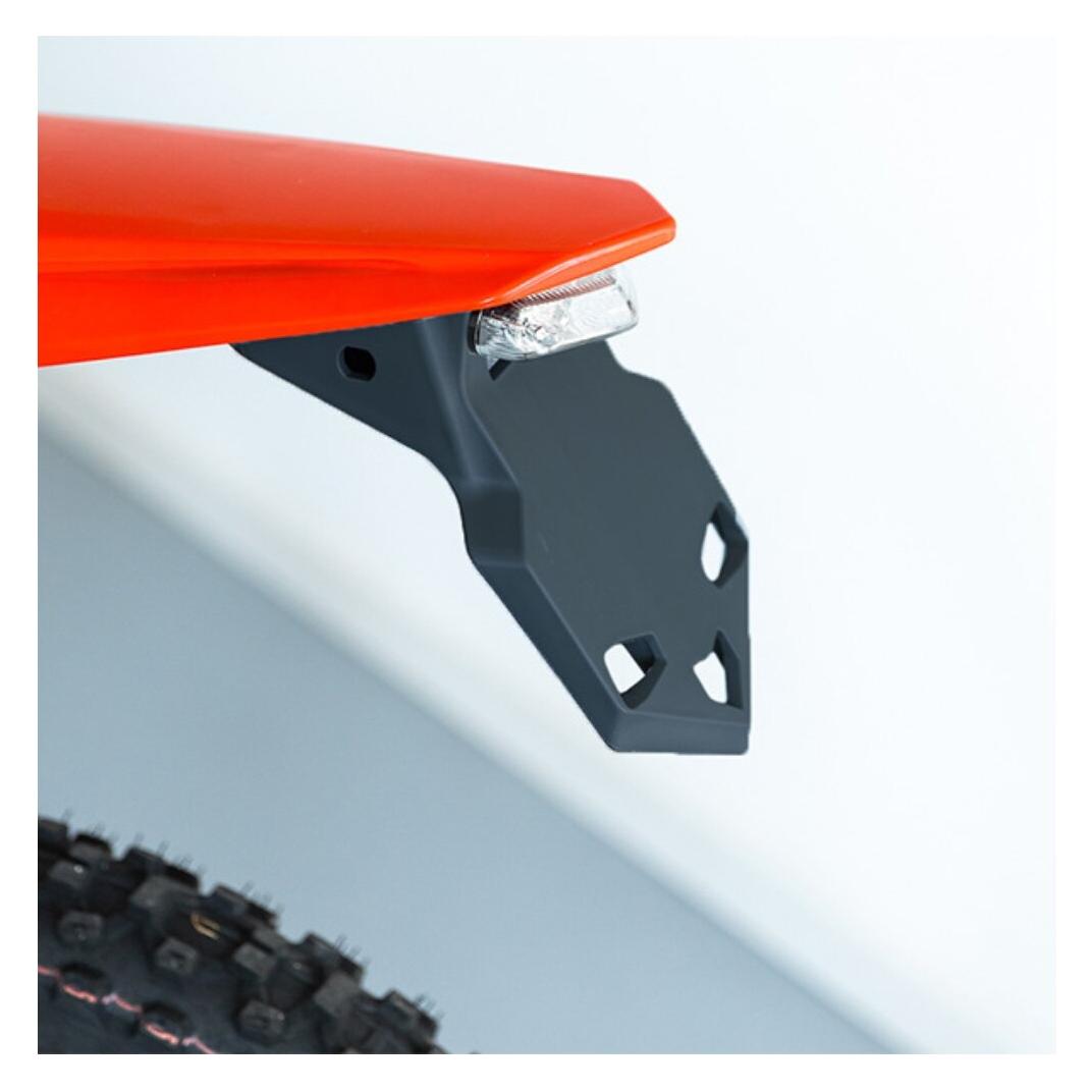 Racetech (RTECH) Renn-Heckkotflügel mit Kennzeichenhalterung (30°-Winkel) für Surron Ultra Bee (PTLED0NR027)