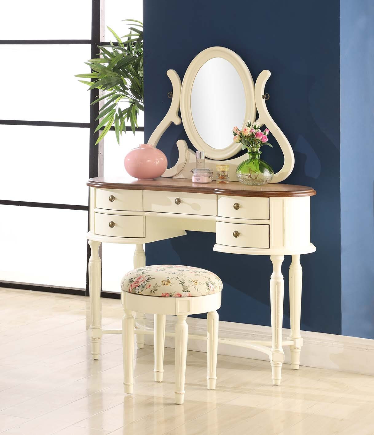 Luxe landhuis makeuptafel met spiegel en krukje voor in de slaapkamer