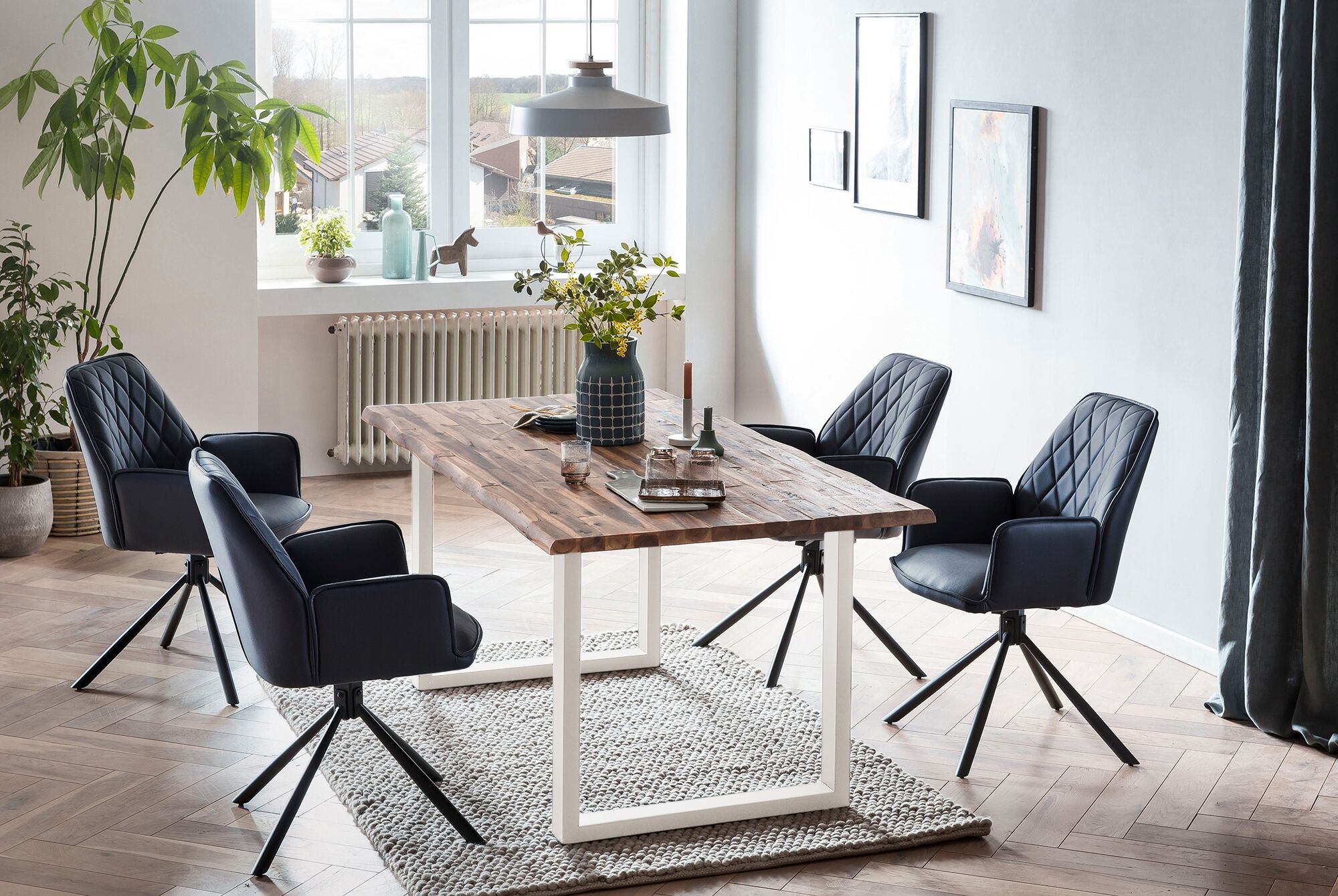 Essgruppe SALESFEVER "Essgruppe für stilvolles Speisen", blau (natur, weiß, dunkelblau, schwarz, dunkelblau, schwarz), Microfaser, Esstisch Akazie, Esszimmerstuhl dunkelblau,90 + Drehfunktion, Massivholz, Metall, Polyester, Sitzmöbel-Sets, Essgruppe, Stüh