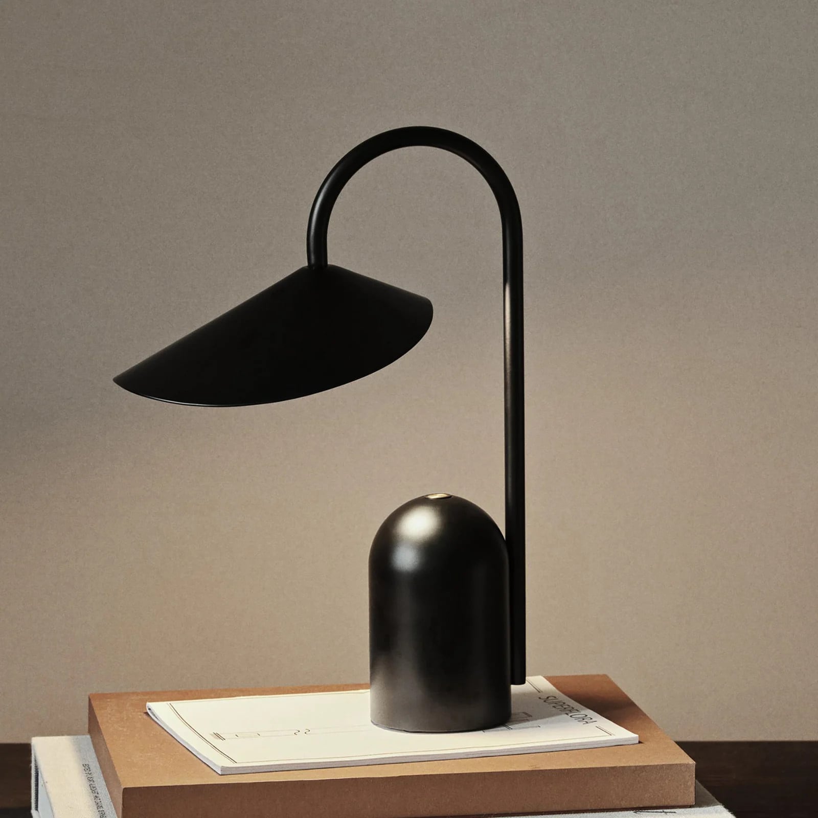 Ferm Living Arum Portable Tafellamp - Zwart - Metaal - IP44 - Dimbare LED