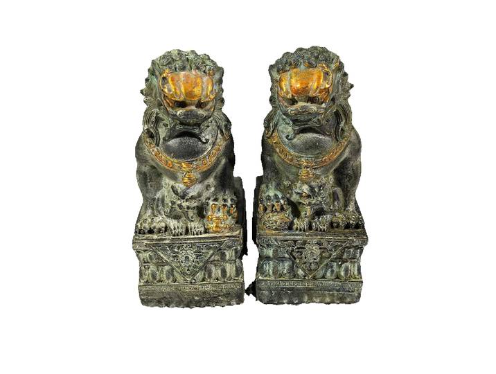 Collection folklorique chinoise d'une paire d'ornements de porte de palais de lion doré en cuivre pur pour le salon de la maison