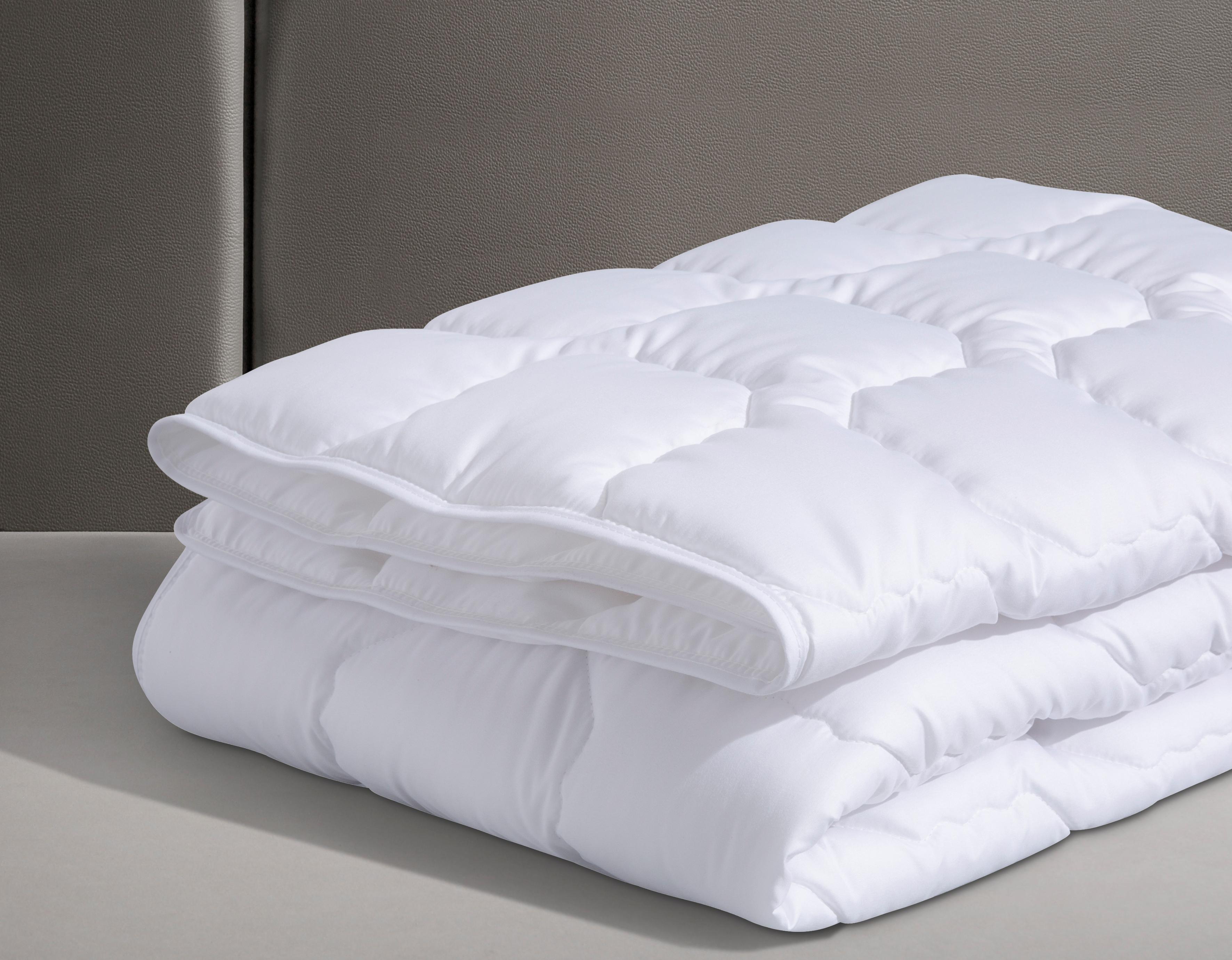 Kunstfaserbettdecke FAN "Sanamed 95", weiß, B:155cm L:220cm, Bezug: 100% Polyester. Füllung: 100% Polyester, Bettdecken, Kunstfaserbettdecke, kochfest und langlebig